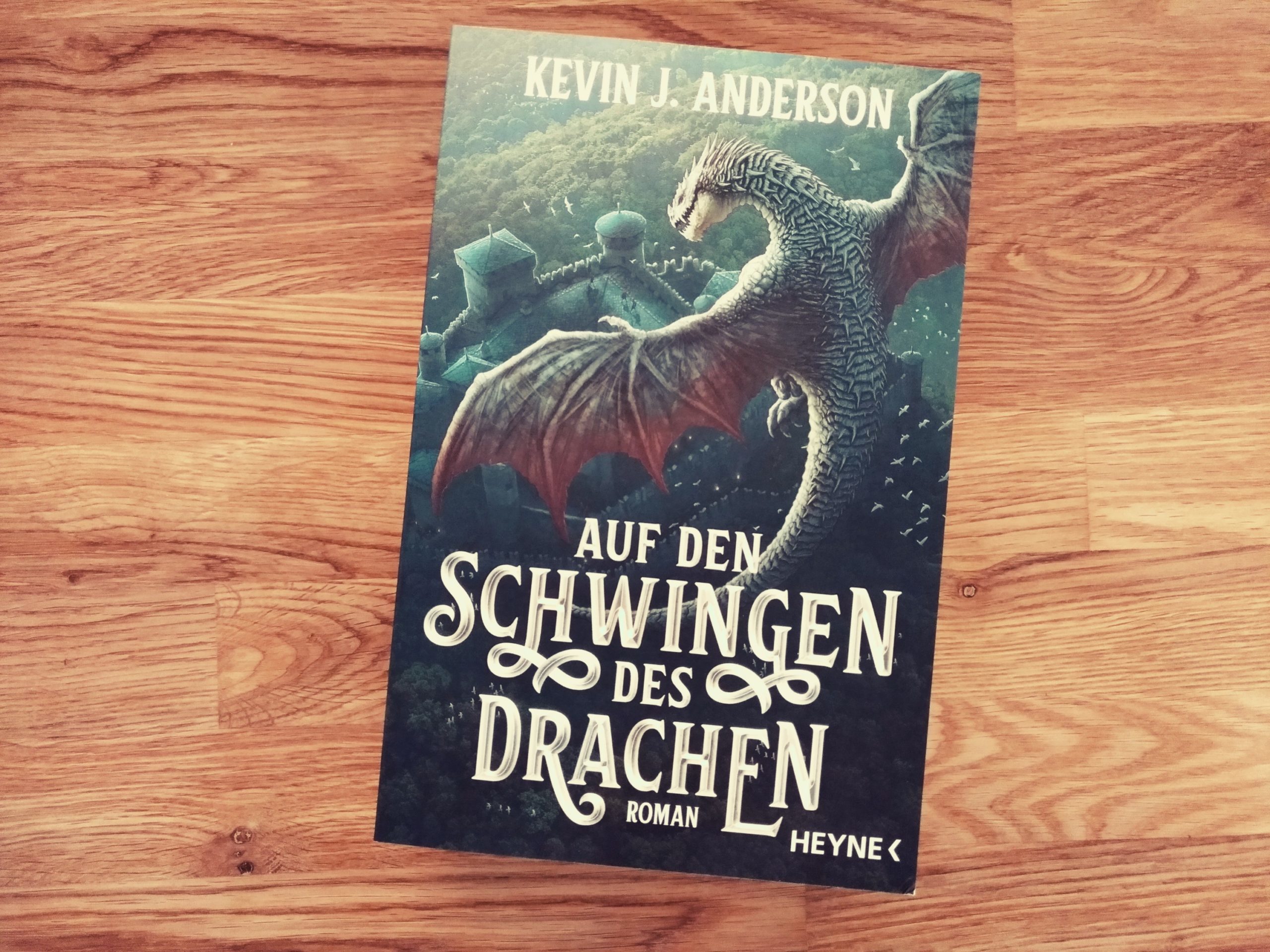 Das Cover von Kevin J. Andersons Fantasy-Roman "Auf den Schwingen des Drachen" - Copyright: jaspersbuchblog.de